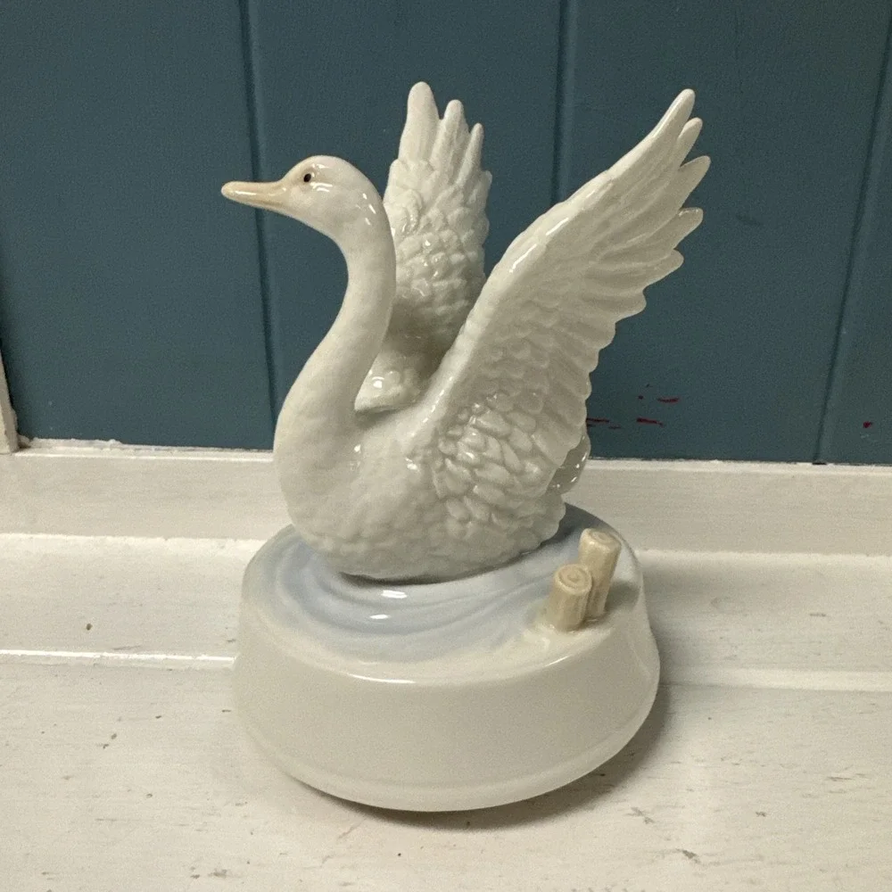 Vintage OTAGIRI‎ SWAN LAKE SWAN FIGURINE PORCELAIN MUSIC BOX Rare